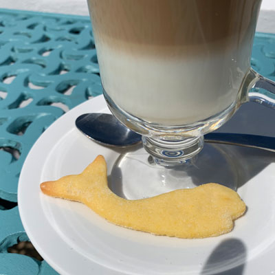 Kaffee mit Keks im 'The Marine'