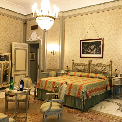 Der Schlafbereich der Caruso Suite im Hotel Excelsior Vittoria