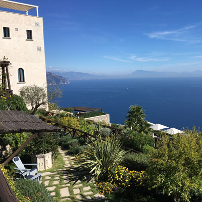 Der Garten des Monastero Santa Rosa erstreckt sich über mehrere Terrassen