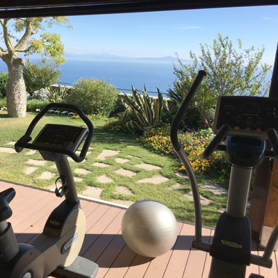 Fitnessraum im Monastero Santa Rosa Sport mit Aussicht