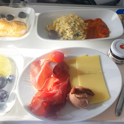 Lufthansa Business Class Kurzstrecke Fruehstueck sqr