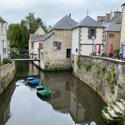 Auch bei grauem Himmel ist es schön in Bayeux