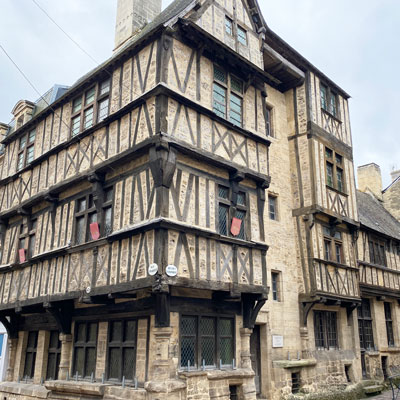 In Bayeux gibt es noch viele sehr alte Häuser