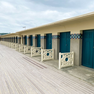 Die beruehmten Umkleiden am Strand von Deauville