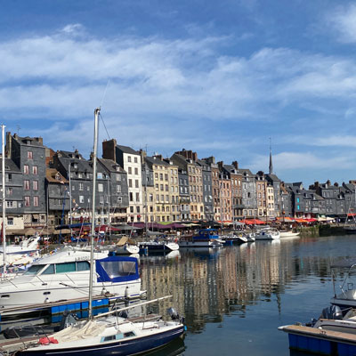 Das historische Hafenbecken von Honfleur