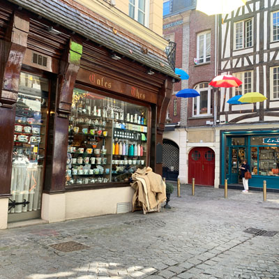 in Rouen gibt es wunderschoene Cafes und Geschaefte