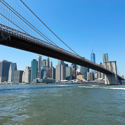New York Die Brooklynbridge von unten betrachtet